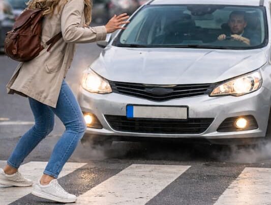 Pedone investito mentre attraversa sulle strisce pedonali: responsabilità del conducente