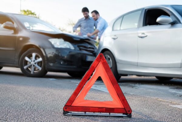Incidente stradale tra due automobili con triangolo di emergenza: le azioni da compiere per ottenere il corretto risarcimento dei danni